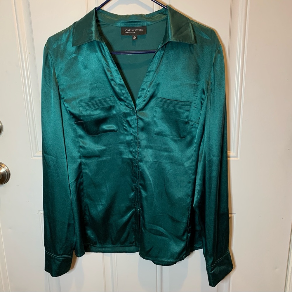 Jones New York Emerald Satin Button Down Shirt Front Pockets Collared Blouse Top